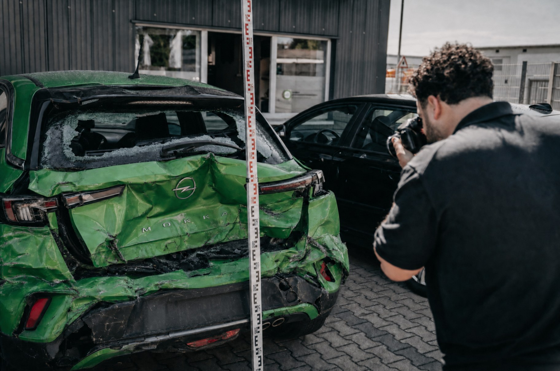 Unfallfahrzeug bei Nacht in Bremen – KFZ Gutachter Notdienst